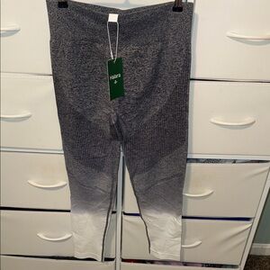 HALARA Gradient Gray and White Booty Scrunch Leggings